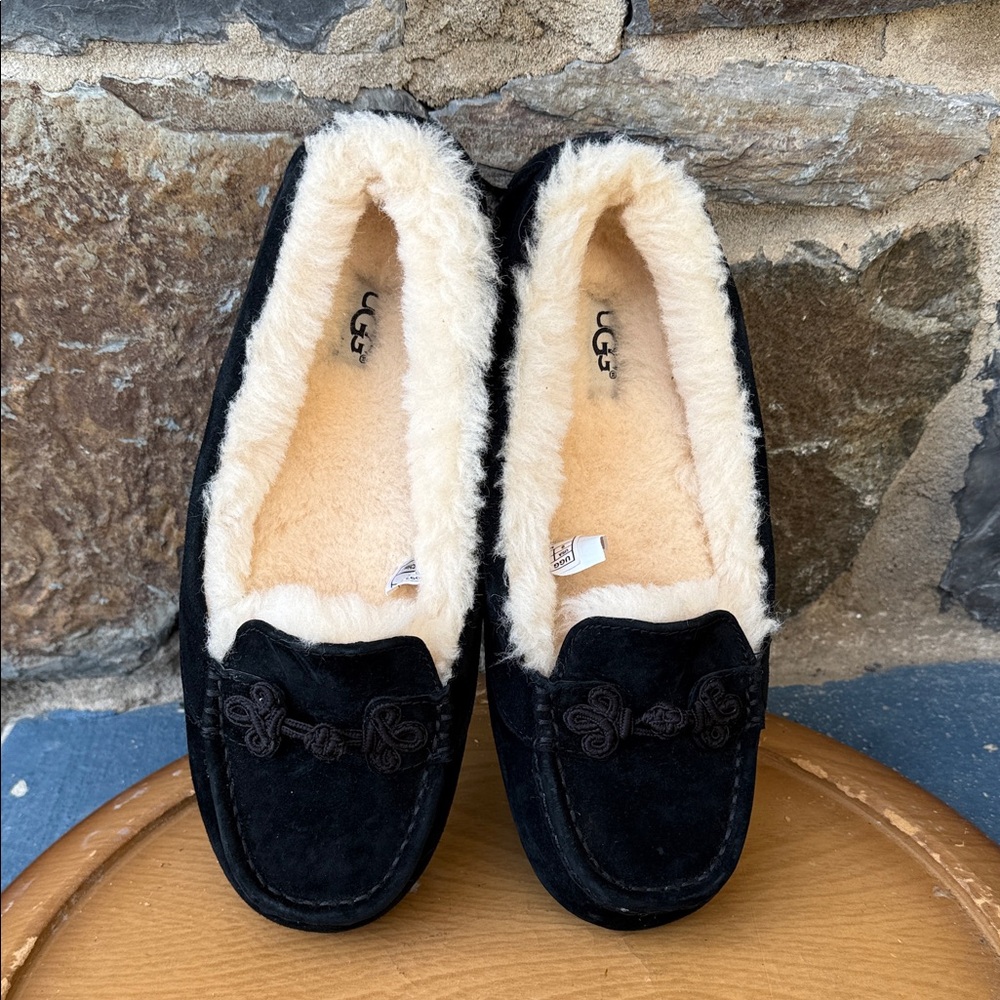 UGG Ansley Slippers Black Suede Sheepskin Lined Moccasin Size 9